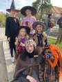 Slet ČARODĚJIC - skupinka dětí v maskách čarodějnic