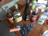 Lahev rumu, vína, griotky a slivovice na zapití