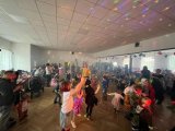 Dětský maškarní rej - děti v maskách tančí na sále v Dražíči