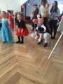 Tančící děti v maskách na sále v Dažíči na sále