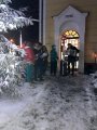 Dražíčské panenky zpívají koledy u vanočního stromečku v Raděticích za doprovodu harmoniky Františka Trávníčka