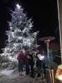 Zpívání vánočních koled v Raděticích u zasněženého vánočního stromečku