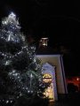 Zpívání Vánočních koled v Raděticích - kaplička a zasněžený strom