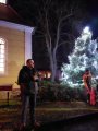 Starosta obce Radětic vítá občany na Vánočním setakýní u kapličky